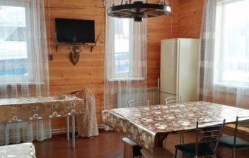 Кухня в корпусе №2 в гостевом доме «Легенды Байкала»
