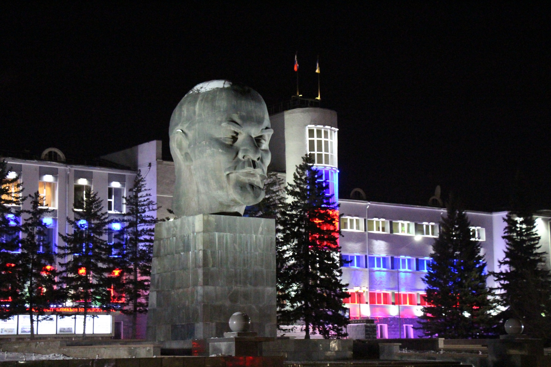 Памятник в виде головы В.И.Ленина в Улан-Удэ