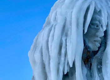 Ледовые скульптуры на острове Ольхон